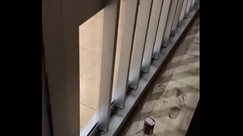 Pareja en la calle cogiendo en las escaleras