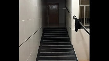 Pareja en la calle cogiendo en las escaleras