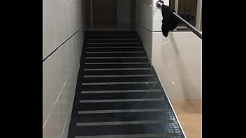 Pareja en la calle cogiendo en las escaleras