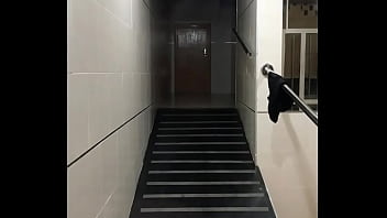 Pareja en la calle cogiendo en las escaleras