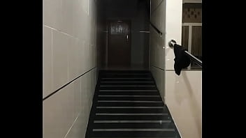 Pareja en la calle cogiendo en las escaleras