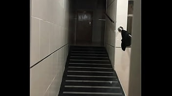 Pareja en la calle cogiendo en las escaleras