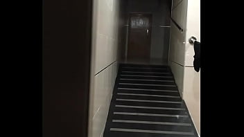 Pareja en la calle cogiendo en las escaleras