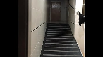 Pareja en la calle cogiendo en las escaleras