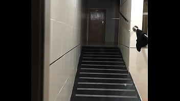 Pareja en la calle cogiendo en las escaleras