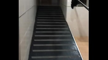 Pareja en la calle cogiendo en las escaleras