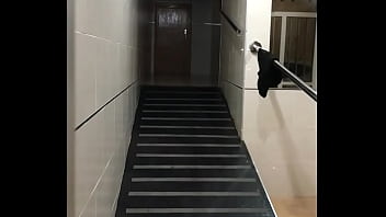 Pareja en la calle cogiendo en las escaleras