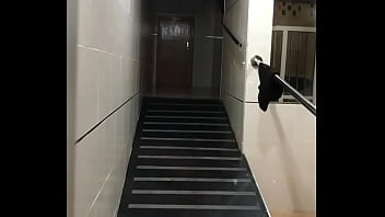 Pareja en la calle cogiendo en las escaleras