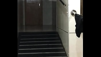 Pareja en la calle cogiendo en las escaleras