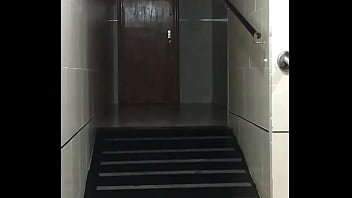 Pareja en la calle cogiendo en las escaleras