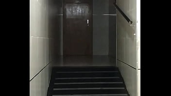 Pareja en la calle cogiendo en las escaleras