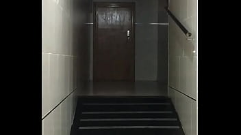 Pareja en la calle cogiendo en las escaleras