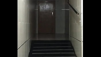 Pareja en la calle cogiendo en las escaleras