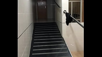 Pareja en la calle cogiendo en las escaleras