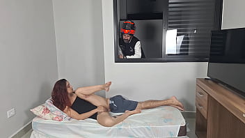 Motoboy se masturba ao ver casal transando de janela aberta