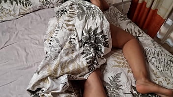 Mi cuñada se le olvida cerrar la puerta de su habitación y terminamos follando duro y salvaje ¿seguiremos siendo amigos