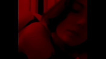 Red light admire moi dans mon corset rouge et string noir mate mes seins sur