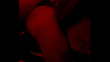 Red light admire moi dans mon corset rouge et string noir mate mes seins sur