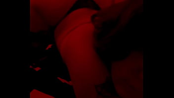 Red light admire moi dans mon corset rouge et string noir mate mes seins sur