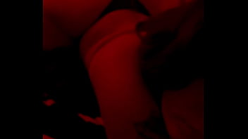 Red light admire moi dans mon corset rouge et string noir mate mes seins sur
