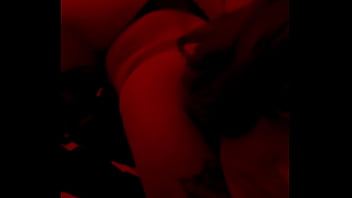 Red light admire moi dans mon corset rouge et string noir mate mes seins sur