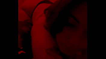 Red light admire moi dans mon corset rouge et string noir mate mes seins sur