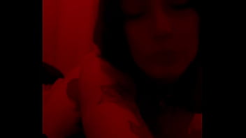 Red light admire moi dans mon corset rouge et string noir mate mes seins sur