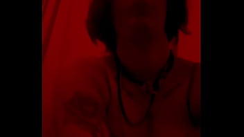 Red light admire moi dans mon corset rouge et string noir mate mes seins sur