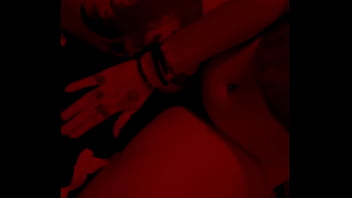 Red light admire moi dans mon corset rouge et string noir mate mes seins sur