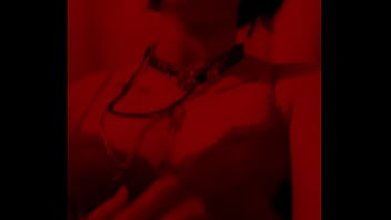 Red light admire moi dans mon corset rouge et string noir mate mes seins sur