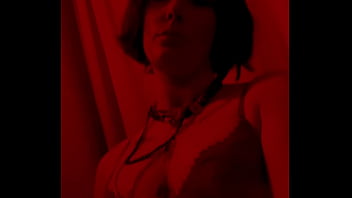Red light admire moi dans mon corset rouge et string noir mate mes seins sur