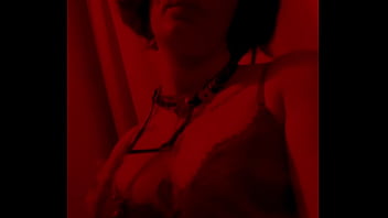 Red light admire moi dans mon corset rouge et string noir mate mes seins sur