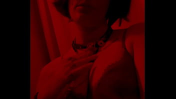 Red light admire moi dans mon corset rouge et string noir mate mes seins sur