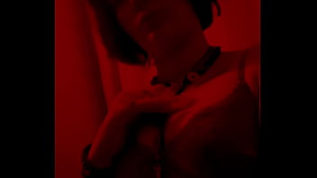 Red light admire moi dans mon corset rouge et string noir mate mes seins sur
