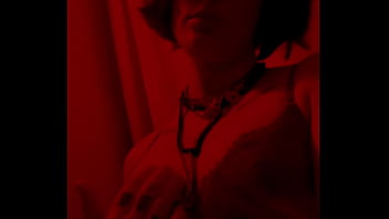 Red light admire moi dans mon corset rouge et string noir mate mes seins sur