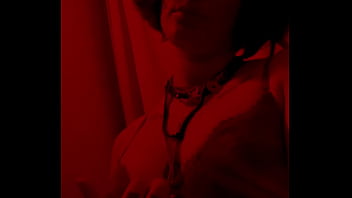 Red light admire moi dans mon corset rouge et string noir mate mes seins sur
