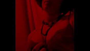 Red light admire moi dans mon corset rouge et string noir mate mes seins sur