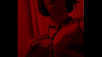 Red light admire moi dans mon corset rouge et string noir mate mes seins sur