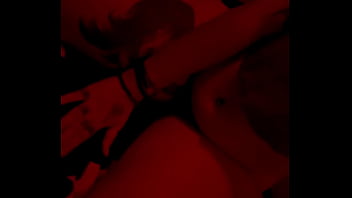 Red light admire moi dans mon corset rouge et string noir mate mes seins sur