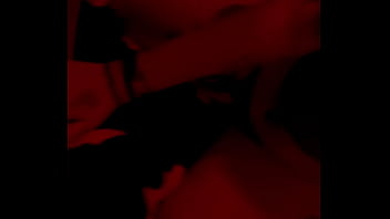 Red light admire moi dans mon corset rouge et string noir mate mes seins sur