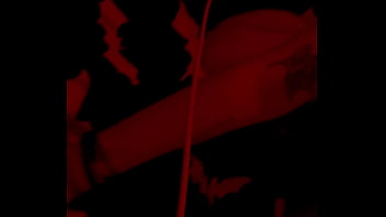 Red light admire moi dans mon corset rouge et string noir mate mes seins sur