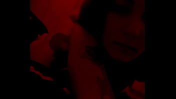 Red light admire moi dans mon corset rouge et string noir mate mes seins sur