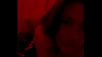 Red light admire moi dans mon corset rouge et string noir mate mes seins sur