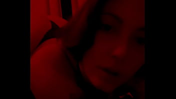 Red light admire moi dans mon corset rouge et string noir mate mes seins sur