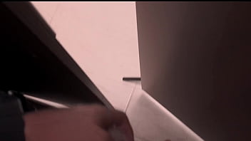 La vigilo y terminamos follando