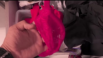 La vigilo y terminamos follando