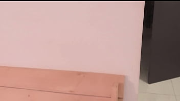 La vigilo y terminamos follando