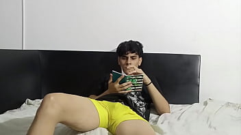 Mientras Estoy Leyendo La Cachonda De Mi Hermanastra Me Empieza A Chupar El Pene Con La Intención De Que Me La Folle thumbnail