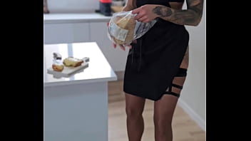 Tu va adorer me regarder cuisiner ta bite