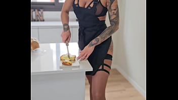 Tu va adorer me regarder cuisiner ta bite